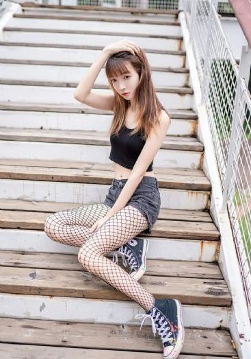 抱着娇妻让粗大玩3p